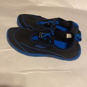 SPEEDOS COLOR BLACK & BLUE KIDS SHOES SIZE M 2/3